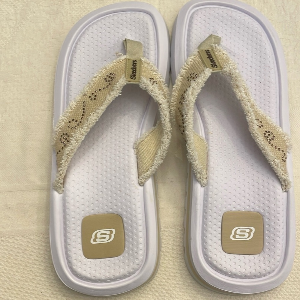New Skechers natural and white clunky flip flops,  size 9.